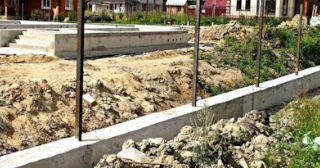 Фундамент под забор заказать в Луге - заливка фундамента для забора | от 1563 за п.м.